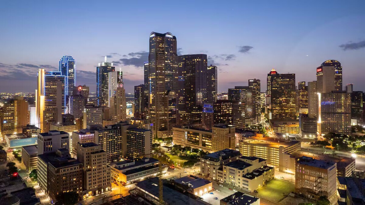 Walkable Modern Townhouse in Downtown Dallas! Rooftop, BBQ, Fitness, Pet Frndly