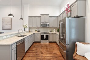 冰箱、微波炉、烤箱、炉灶