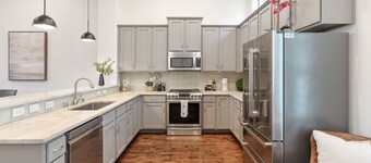 Walkable Modern Townhouse in Downtown Dallas! Rooftop, BBQ, Fitness, Pet Frndly