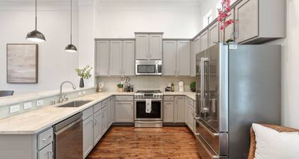 Walkable Modern Townhouse in Downtown Dallas! Rooftop, BBQ, Fitness, Pet Frndly