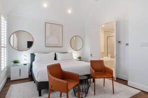 3 habitaciones, escritorio y tabla de planchar con plancha 