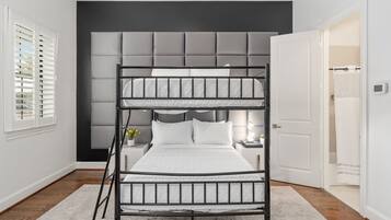 3 bedrooms, desk, iron/ironing board, travel crib