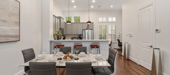 Walkable Modern Townhouse in Downtown Dallas! Rooftop, BBQ, Fitness, Pet Frndly