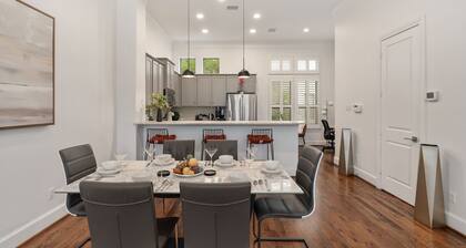 Walkable Modern Townhouse in Downtown Dallas! Rooftop, BBQ, Fitness, Pet Frndly