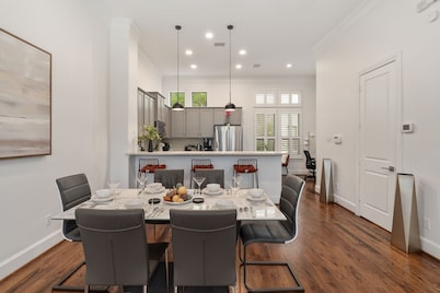 Walkable Modern Townhouse in Downtown Dallas! Rooftop, BBQ, Fitness, Pet Frndly