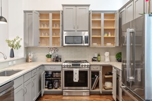 Fridge, microwave, oven, stovetop - Walkable Modern Townhouse in Downtown Dallas! Rooftop, BBQ, Fitness, Pet Frndly (Dallas)