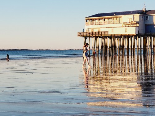Cozy one bedroom cottage,  50 feet from the beach in OOB.