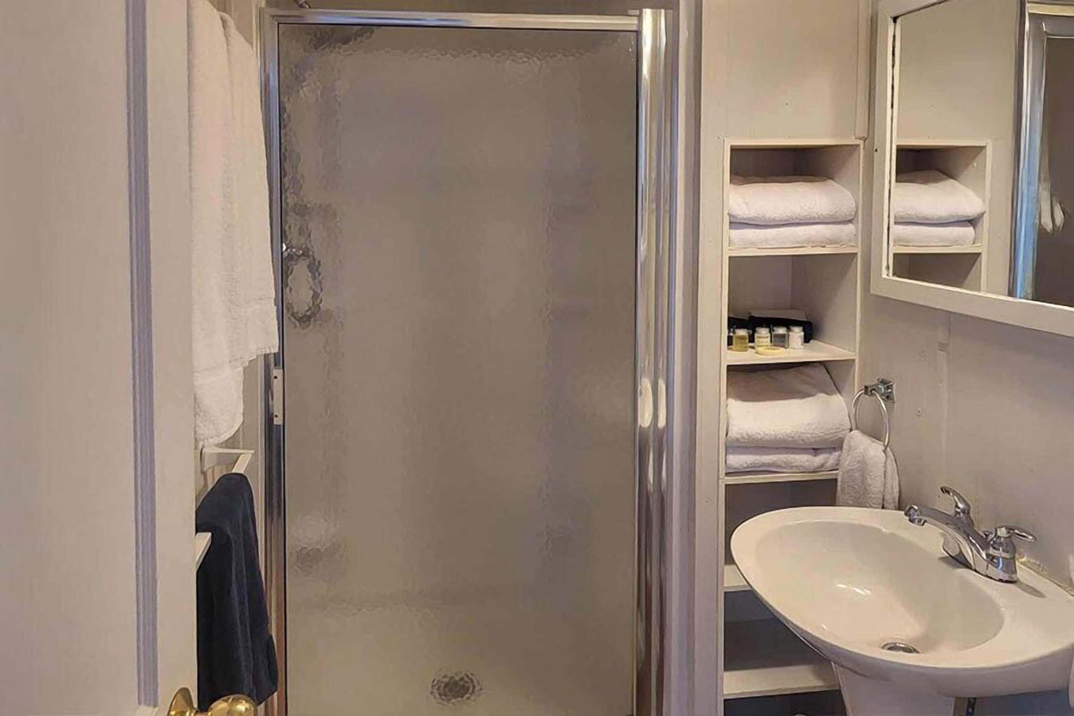 Suihku, hiustenkuivaaja, pyyhkeet
