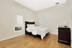 5 habitaciones, tabla de planchar con plancha, wifi y ropa de cama