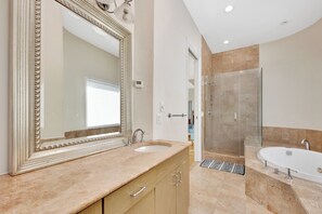 Shower, hair dryer, towels, soap - Spacious 5-bedroom villa with Private Beaches (Lido Beach)