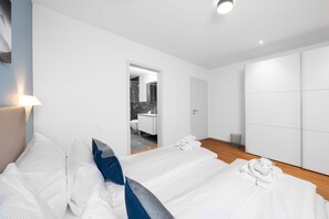 2 habitaciones, tabla de planchar con plancha y ropa de cama 