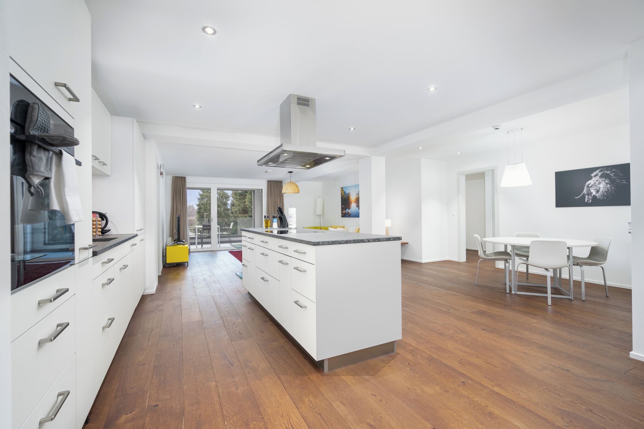 Een koelkast, een magnetron, een vaatwasser