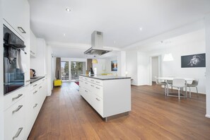 Réfrigérateur, micro-ondes, lave-vaisselle