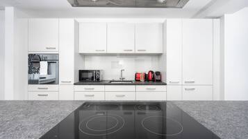 Een koelkast, een magnetron, een vaatwasser