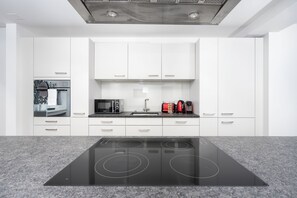 Réfrigérateur, micro-ondes, lave-vaisselle