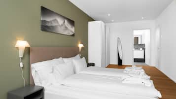 3 bedrooms, iron/ironing board, bed sheets