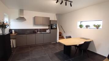 Een microgolfoven, een oven, een kookplaat, een vaatwasser