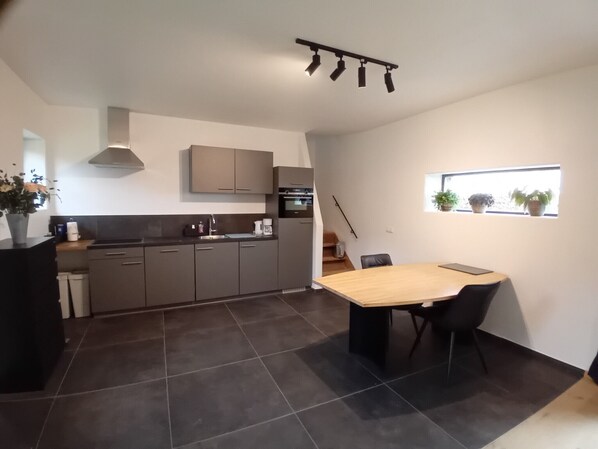 Microondas, horno, placa de cocina, lavavajillas