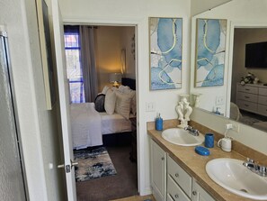 2 Schlafzimmer, Zimmersafe, Schreibtisch, Bügeleisen/Bügelbrett