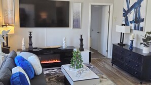 Smart TV, fireplace - Charming 2-bedroom cottage in wonderful Moreno Valley with WiFi, all utilities (Moreno Valley)
