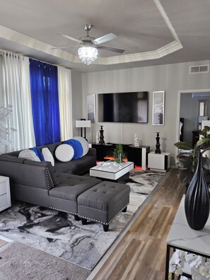 Smart TV, fireplace