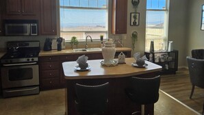 Coffee/tea maker, fridge, microwave, oven - Charming 2-bedroom cottage in wonderful Moreno Valley with WiFi, all utilities (Moreno Valley)