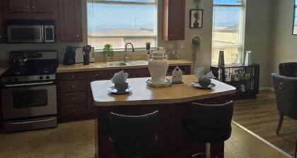 Charming 2-bedroom cottage in wonderful Moreno Valley with WiFi, all utilities