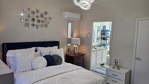 2 bedrooms, in-room safe, desk, iron/ironing board - Charming 2-bedroom cottage in wonderful Moreno Valley with WiFi, all utilities (Moreno Valley)