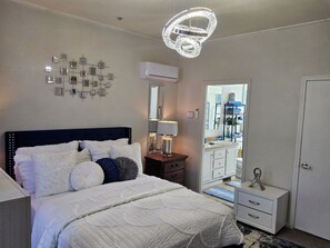 2 bedrooms, in-room safe, desk, iron/ironing board