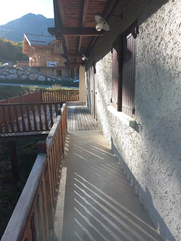 Property grounds - Bright, charming apartment with large terrace in a family chalet at the foot of the slopes (La Salle-les-Alpes)