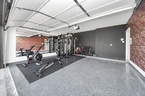 Fitness facility - Modern downtown home with gym (Houston)