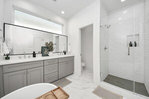 Shower, hair dryer, towels, soap - Modern downtown home with gym (Houston)