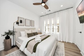 3 bedrooms, free WiFi, bed sheets - Modern downtown home with gym (Houston)