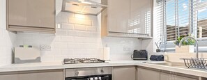 Fridge, microwave, oven, stovetop - J.R.R STAYS - WV12 3-bedroom, and Wi-Fi (West Midlands)