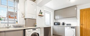 Fridge, microwave, oven, stovetop - J.R.R STAYS - WV12 3-bedroom, and Wi-Fi (West Midlands)