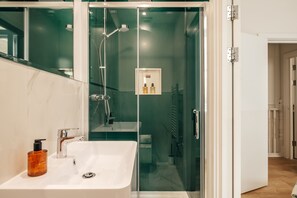 Articles de toilette écologiques, séchoir à cheveux, serviettes fournies