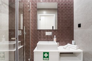 Dusj, hårføner og håndklær