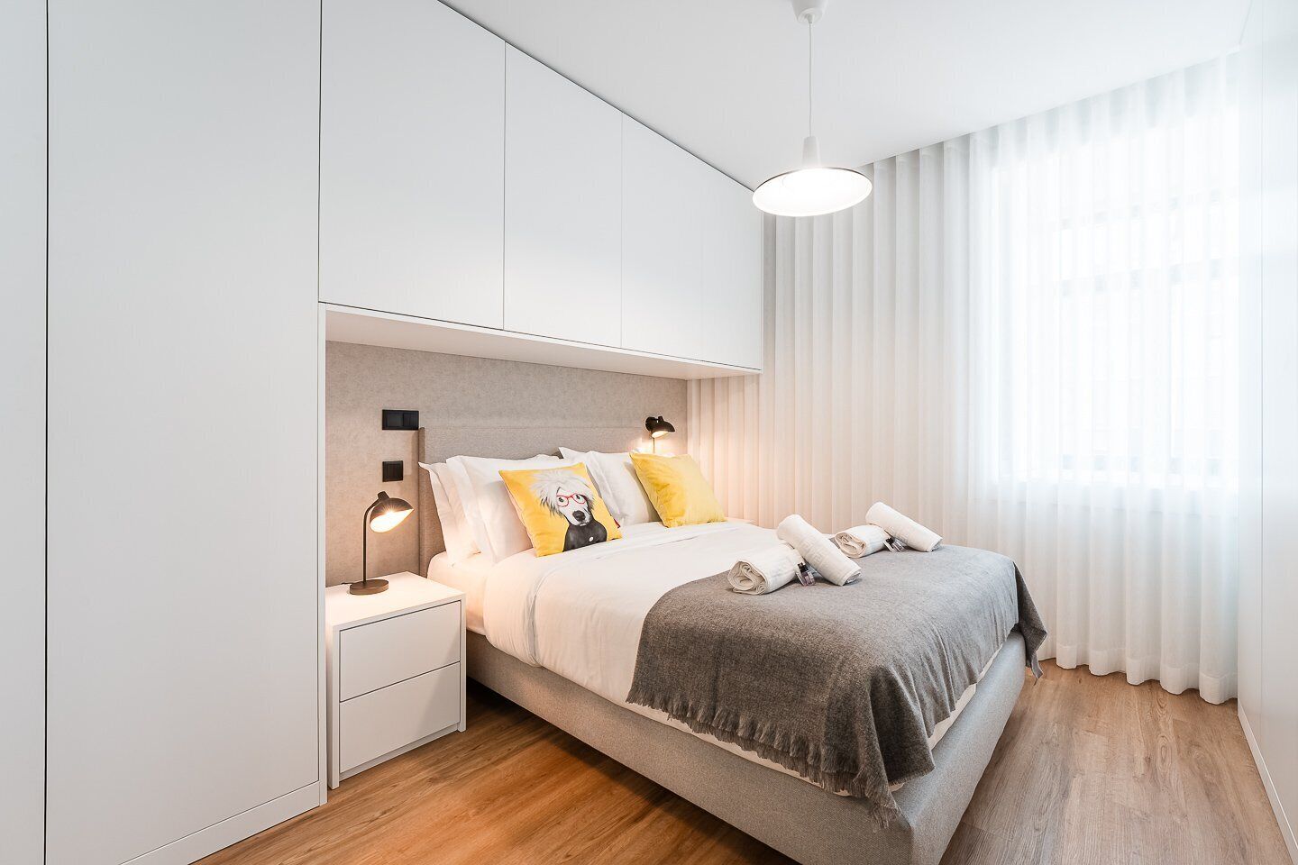 Desk, iron/ironing board, Internet, bed sheets