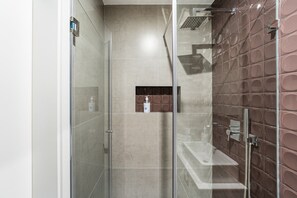 Dusche, Haartrockner, Handtücher