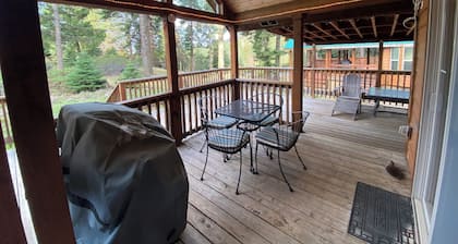 Hot Tub! Peaceful Mountain Cabin at Hyatt Lake
