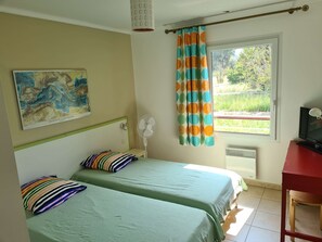 2 bedrooms, iron/ironing board, WiFi - Spacious apartment with pool (Saint-Raphaël)