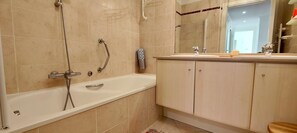 Bathroom - Spacious apartment with pool (Saint-Raphaël)