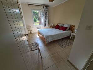 2 slaapkamers, een strijkplank/strijkijzer, wifi