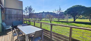 Outdoor dining - Spacious apartment with pool (Saint-Raphaël)
