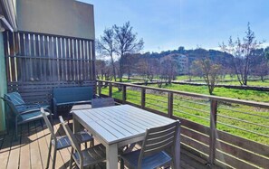 Outdoor dining - Spacious apartment with pool (Saint-Raphaël)