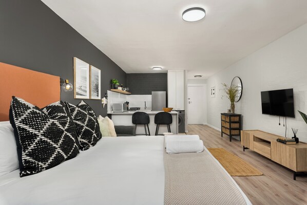 Iron/ironing board, Internet, bed sheets - Stylish De Waterkant Escape Pool andPrime Location (Cape Town)