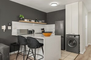Fridge, microwave, oven, stovetop - Stylish De Waterkant Escape Pool andPrime Location (Cape Town)