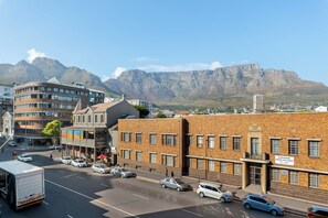 Exterior - Elegant 2-Bed Apartment w/ Stunning Mountain Views (Cape Town)