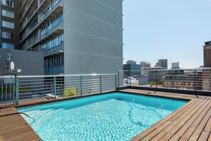 Pool - Elegant 2-Bed Apartment w/ Stunning Mountain Views (Cape Town)