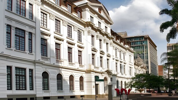 A historic building with classical architecture, featuring multiple windows and a prominent entrance. - Willis (Cali)